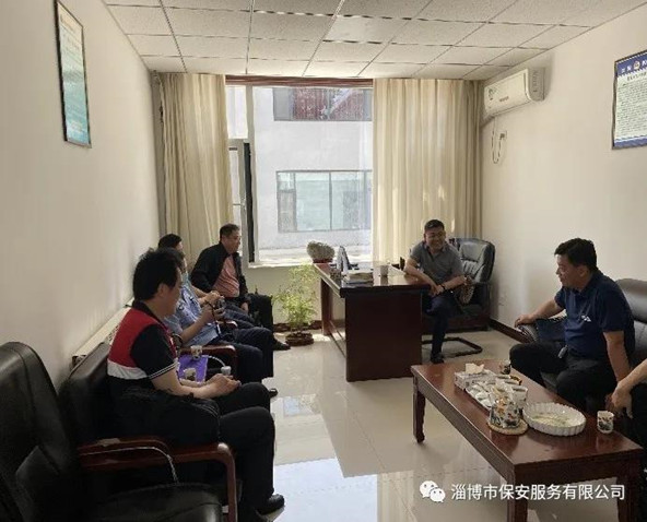公司黨委書記、董事長(zhǎng)竇文鋒陪同省公安廳駐點(diǎn)組、市公安局治安支隊(duì)領(lǐng)導(dǎo)對(duì)我公司進(jìn)行專項(xiàng)檢查.jpg